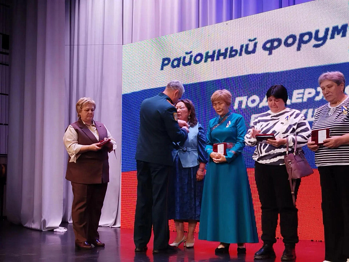 В Мухоршибирском районе на форуме патриотов прошло награждение медалью «Мать Героя»