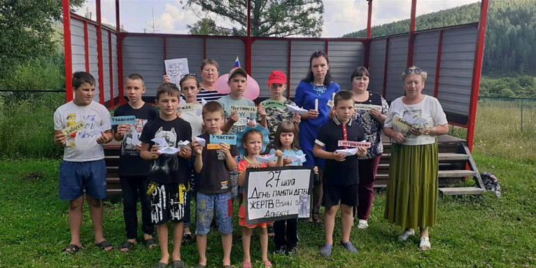 Бумажные журавлики в память о погибших детях Донбасса