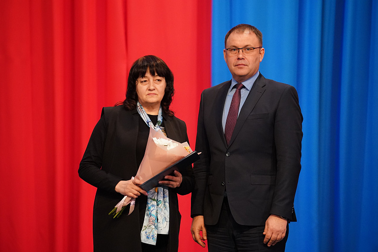 Благодарственное письмо Президента РФ вручено члену женсовета, матери погибшего героя СВО