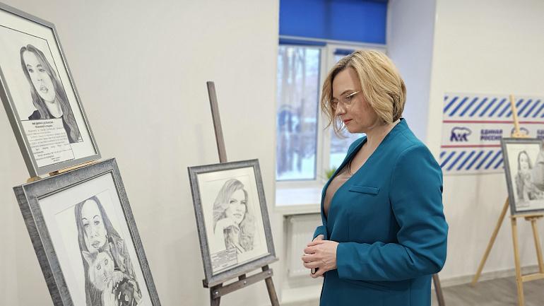 В Мурманске открылась выставка портретов участниц СВО