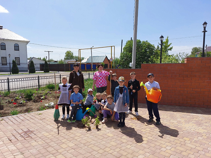 Субботник у монумента защитникам Отечества как урок патриотизма