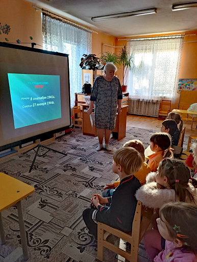 Малышам из Нивенского детсада рассказали о блокадном Ленинграде