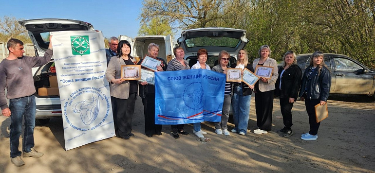 Саратовские активистки поздравили с Пасхой раненых бойцов