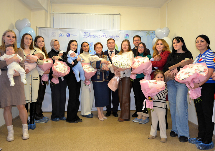 "Чудо, рожденное Героем". В День матери поздравления получали молодые мамы-жены бойцов СВО