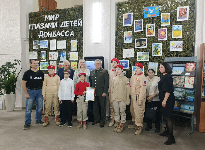 На открытии выставки рисунков «Мир глазами детей Донбасса» вручили Почетные грамоты Союза женщин России