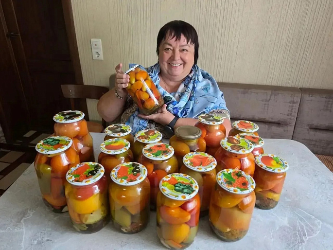 Союзница из села Порой делает домашние заготовки для бойцов СВО