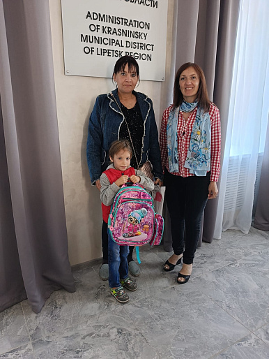 Активистки Краснинского женсовета помогли детям собраться в школу