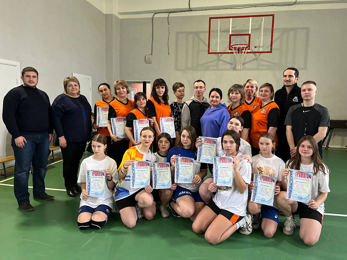 В волновахской школе прошла праздничная эстафета "А ну-ка, девочки!"