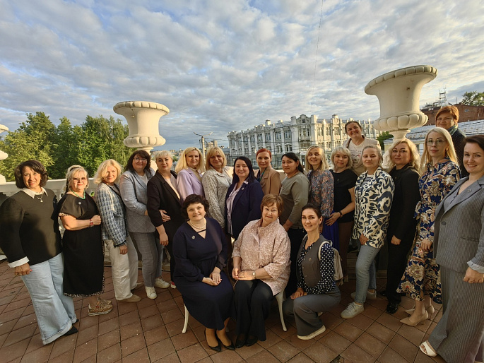 В Кирове торжественно вручили юбилейных брошей к 35-летию РО Союза женщин России