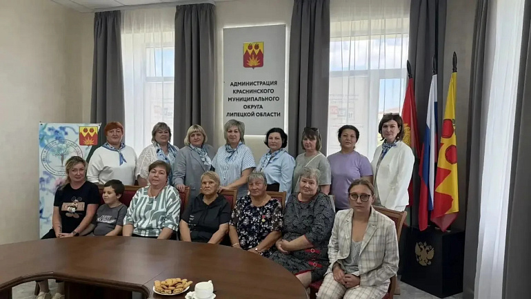 Краснинский женсовет провел встречу с мамами и женами бойцов