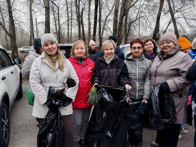 Абаканские подруги вышли на весенний субботник