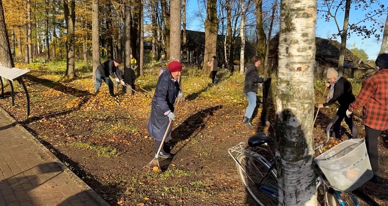 В Белозерске по инициативе женсовета благоустроен мемориальный комплекс