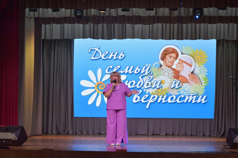 День семьи, любви и верности отметили в Аннинском районе