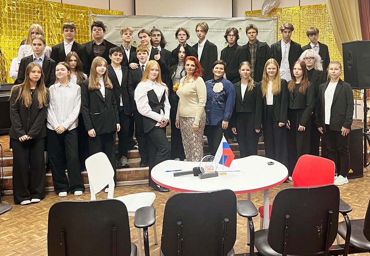 На встречу с Кировским женсоветом пришли девушки и юноши