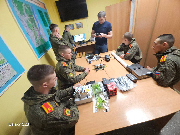 Курсантов ДВОКУ учат собирать дроны