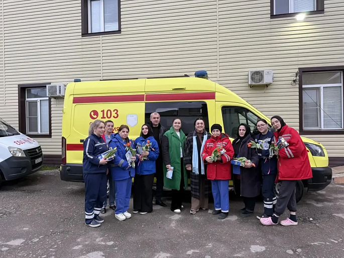 Союз женщин Дагестана поздравил с 8 марта сотрудниц станции скорой помощи