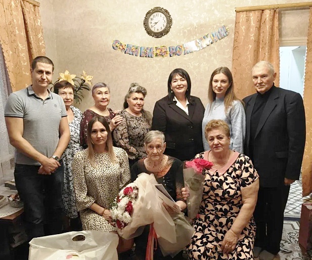 Долгая жизнь, полная труда. Ртищевский женсовет поздравил землячку с вековым юбилеем