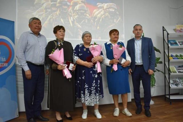 Торжественное вручение медалей «Мать Героя» состоялось в Хоринском районе