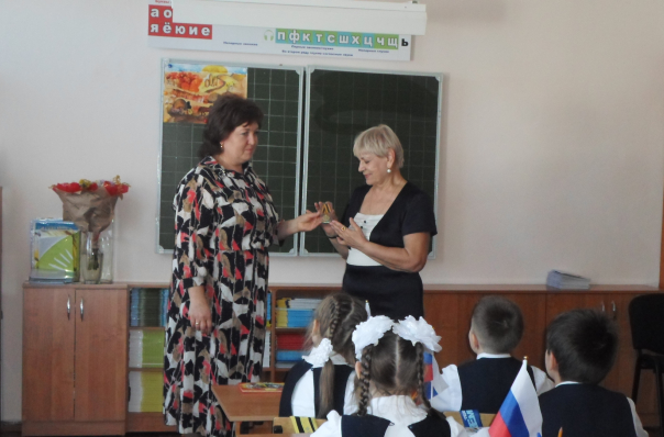 Учителю начальных классов школы №16 Саранска вручили медаль