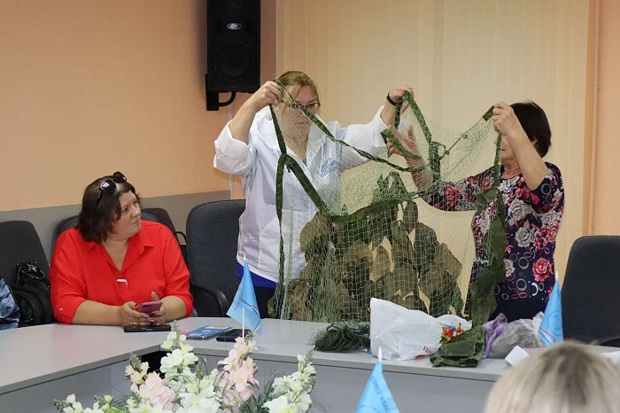 Светловцев научили плести маскировочные сети