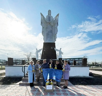Хворостянский женсовет отправил бойцам пасхальные куличи