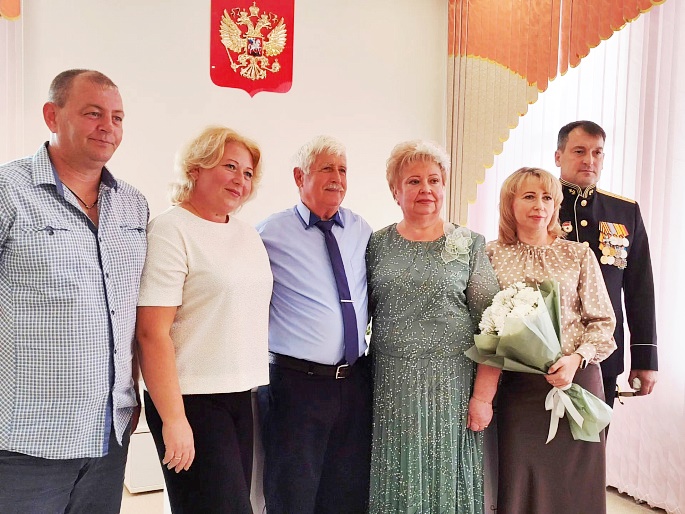Председатель Ключевского женсовета поздравила жителей округа с "золотой" свадьбой