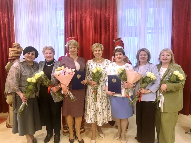 Весенние поздравления и высокие награды женщинам Мордовии
