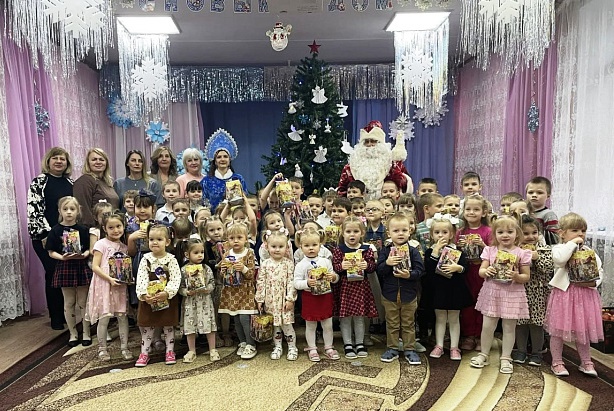 Активистки Новоалександровского женсовета поздравили с Новым годом луганских ребятишек