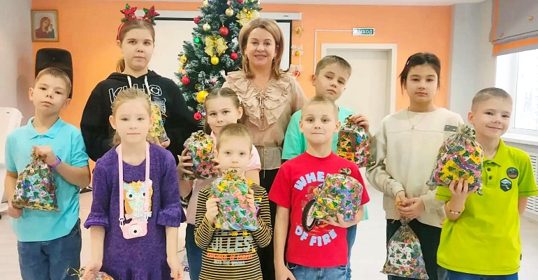 Малыши из приюта "Надежда" получили подарки от Союза женщин России