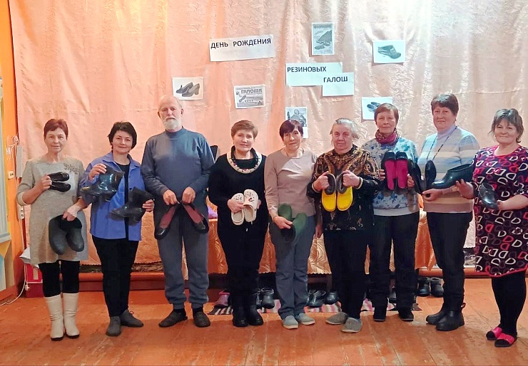 Краснинский женсовет пригласил жителей села Яблоново на день рождения галош