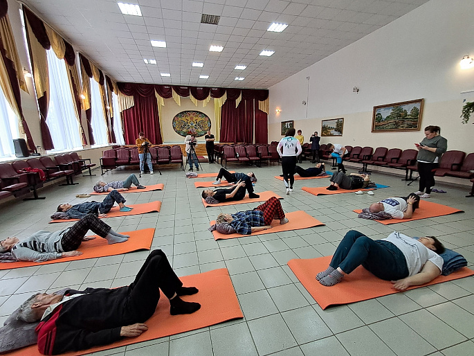 Великолуксий женсовет провел занятия по йоге для пожилых людей