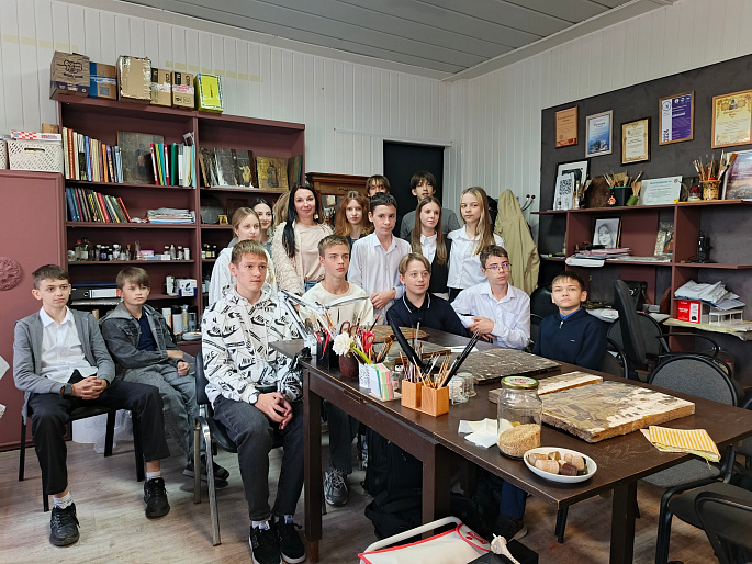 Елецкие школьники побывали в гостях у мастера-реставратора