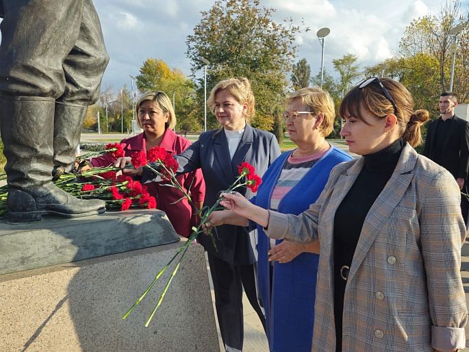 В городе Энгельсе чтут память о легендарных летчицах