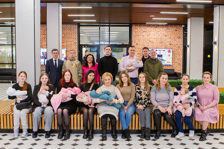 Калининградские союзницы вручили грамоты молодым мамам из семей участников СВО