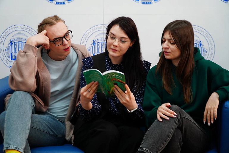 Акция Петушинского женсовета “Неделя книгодарения” объединила студентов и преподавателей филиала МПГУ