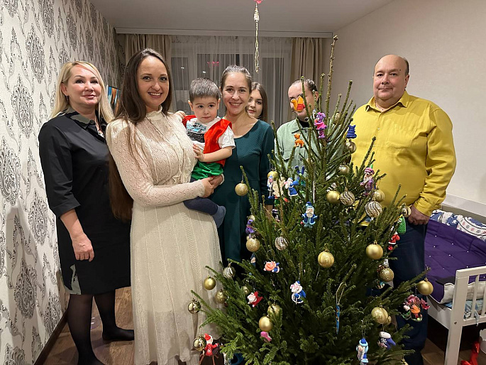 Домашняя елка и новогодний хоровод. Женсовет Чувашии дарит подарки детям и  поздравляет семьи бойцов СВО