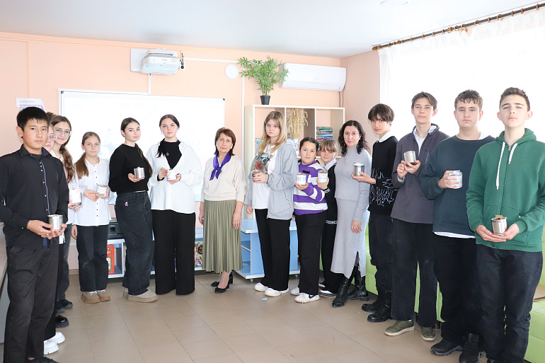 В Нежинской библиотеке прошла акция «Блиндажная свеча - подари бойцу тепло»