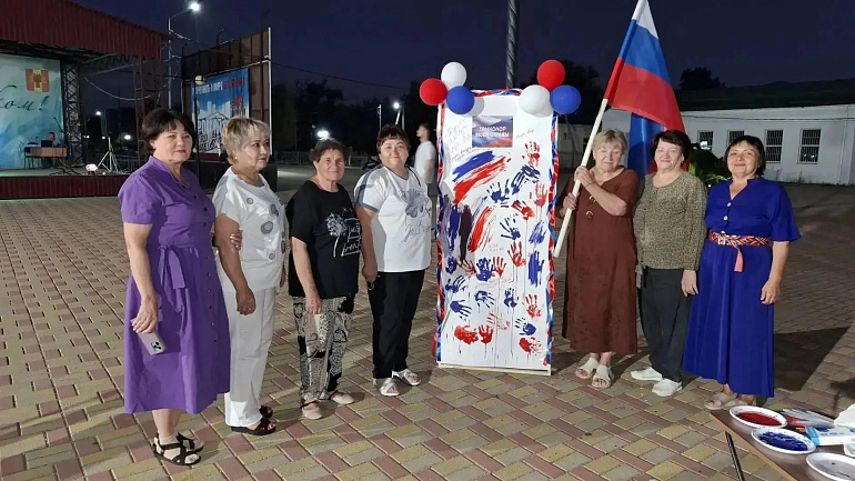 Женсовет Туркменского округа поздравил земляков с Днем российского флага