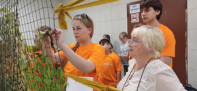 Кимовский женсовет научил молодых волонтёров плести масксети