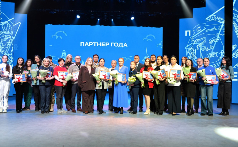 Председатель Союза женщин Чувашии наградила финалистов проекта «Премия Первых»