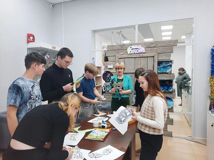 Спас-Деменский женсовет провел мастер-класс по изготовлению театральной маски