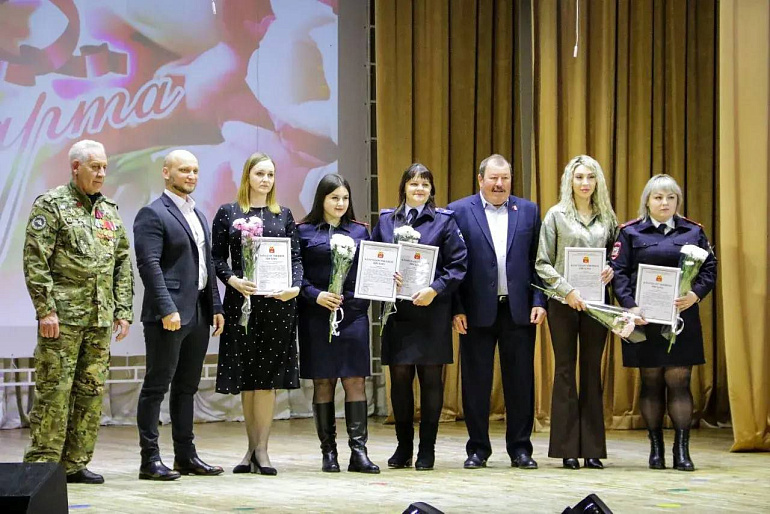 В селе Красное активисткам женсовета вручили заслуженные награды