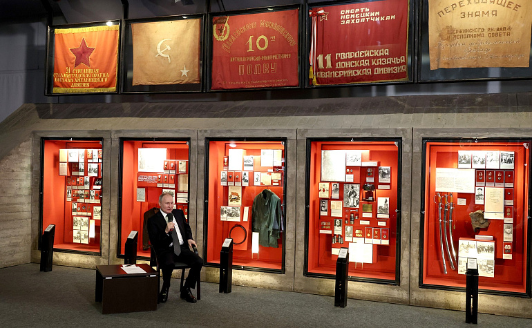 Беседа Президента РФ с молодежью состоялась на площадке музея-панорамы «Сталинградская битва»