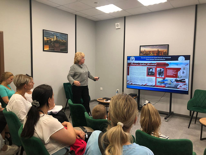 В Туле женам  участников СВО показали выставку «Женское лицо Победы»