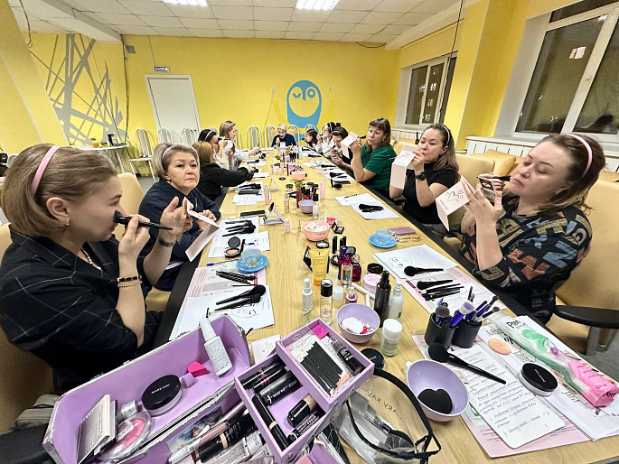 Участниц женского клуба "По зову сердца" научили делать экспресс-макияж