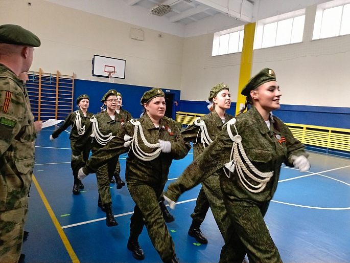 В ЗАТО "Северск" прошла военно-спортивная игра "Девушки в погонах"