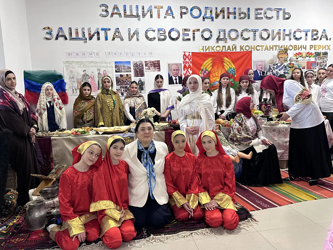 Председатель Союза женщин Дагестана посетила праздник в махачкалинской школе