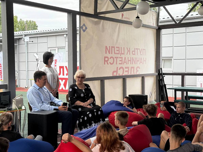 Встреча в детском лагере: мороженое, подарки и дружеское общение