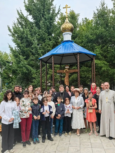 В Бийске подопечные социальных учреждений у Поклонного креста почтили память павших героев СВО