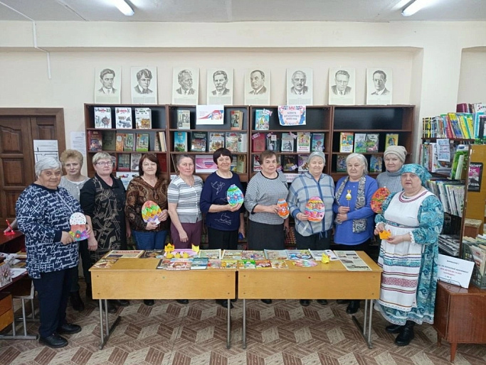 В Вичах матери участников СВО расписали пасхальные сувениры